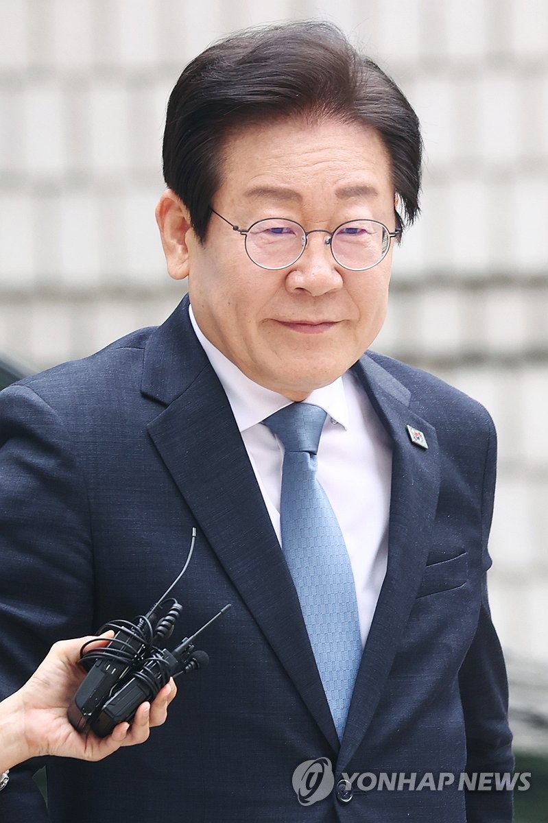 이재명, 대장동 배임·성남FC 뇌물 1심 공판 출석 논란 