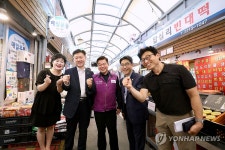 답십리현대시장 찾은 김성섭-박범수 차관