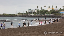 맨발 걷기로 아침을 여는 사람들