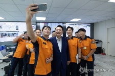 윤석열 대통령, 추석 연휴 강서소방서 격려 방문