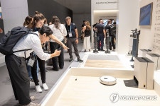 이리 와, TV 앞 청소해줘…로봇청소기도 AI 음성인식 시대