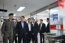 윤석열 대통령, 15사단 의무대대 응급실 방문