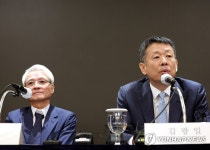 질문에 답하는 김광일 MBK파트너스 부회장