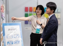 부스 둘러보는 용호성 제1차관
