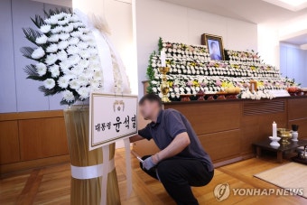 장기표 원장 빈소에 설치되는 대통령 화환
