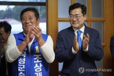조상래 후보와 마을회관 찾은 박찬대 원내대표