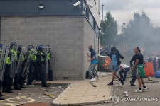 英폭동 가담한 아들 경찰서 끌고온 부모…검찰, 훈방 조치