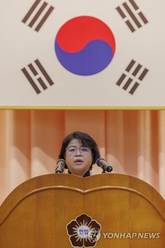 취임사하는 김복형 헌법재판관