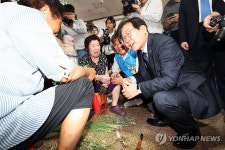 영광터미널시장 상인들 만나는 이재명 대표