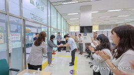 광주지방보훈청 직원 격려하는 강정애 장관