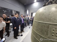 보물 보은 법주사 동종 살펴보는 최응천 국가유산청장