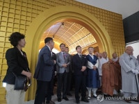 성보박물관 내부 살펴보는 최응천 국가유산청장