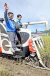 백세미 수확하는 이재명 대표와 조상래 후보