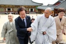 범어사 찾은 이재명 대표
