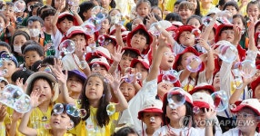 비눗방울 공연 보는 어린이들