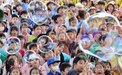 비눗방울 공연 보는 어린이들