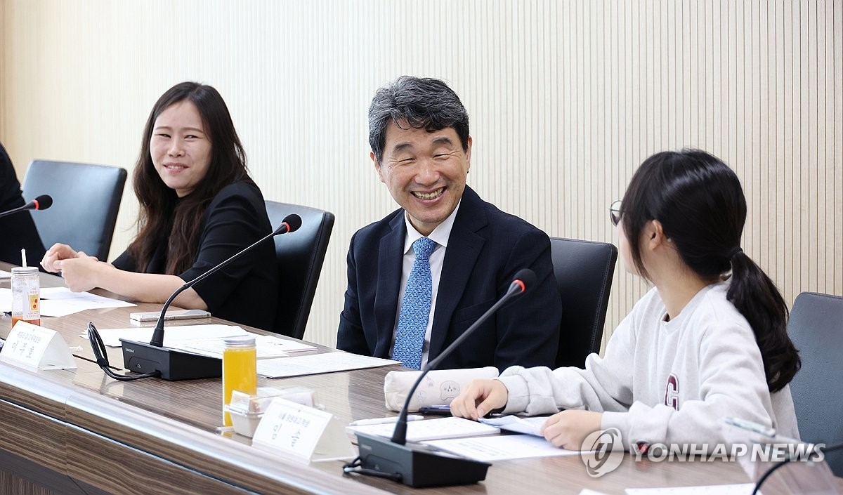 이주호 부총리, 학생들의 딥페이크 예방과 스마트폰 과몰입 방지 주제로 차담회 개최