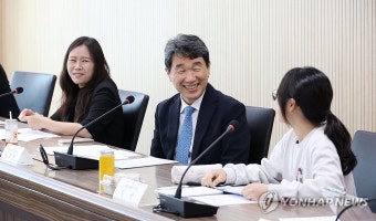 이주호 부총리, 학생들의 딥페이크 예방과 스마트폰 과몰입 방지 주제로 차담회 개최
