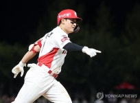 윤도현, 데뷔 첫 홈런 세리머니