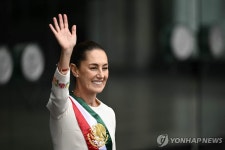 '마초사회' 멕시코 첫 여성 대통령 취임…