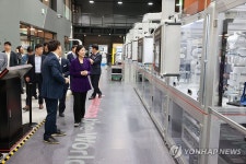 스마트 데모공장 견학하는 오영주 장관