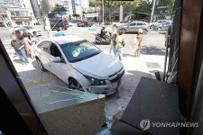 대구서 승용차가 음식점으로 돌진