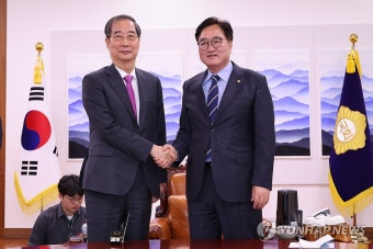 한덕수 총리와 악수하는 우원식 의장
