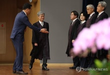 신임 법관 임명식 들어서는 조희대 대법원장