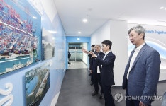 김윤상 차관, 부산항 신항 현장방문