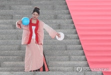 국중박에서 열린 전시품 코스프레