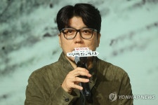 질문에 답하는 김학민 PD