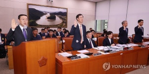 증인 선서하는 이명구 관세청 차장과 정정훈 세제실장