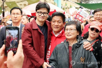 곡성군민과 기념사진 찍는 한동훈 대표