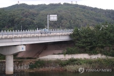 민통선 인근을 오가는 차량들