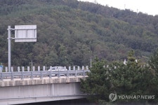 민통선 인근을 오가는 차량들