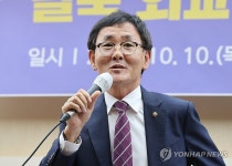 인사말하는 이영철 탈북 외교관