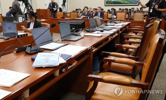 퇴장 조치에도 자리 지키는 김문수 장관