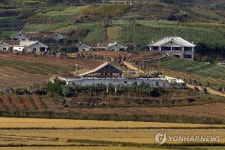 인공기 걸린 탈곡장