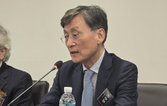 취재진 질문에 답하는 성규동 이오테크닉스 회장