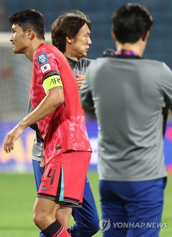 김민재 격려하는 홍명보