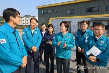 송미령 장관, 경기지역 계란유통센터 방문
