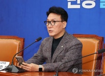 발언하는 김민석 최고위원