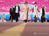 시니어 모델들의 당당한 워킹