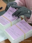 투표용지 검수하는 선관위