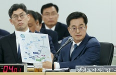 양평고속도로 자료 들어 보이는 김동연 경기도지사