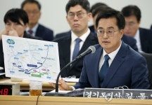 양평고속도로 자료 들어 보이는 김동연 경기도지사