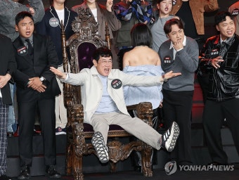 포즈 취하는 '코미디 리벤지' 출연진