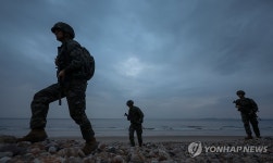 해안선 살피는 해병대원들