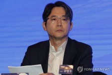 질문 듣는 강병주 CMO