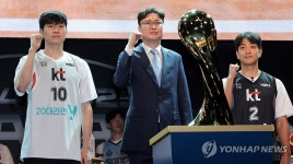 개막 미디어데이 포즈 취하는 KT 소닉붐